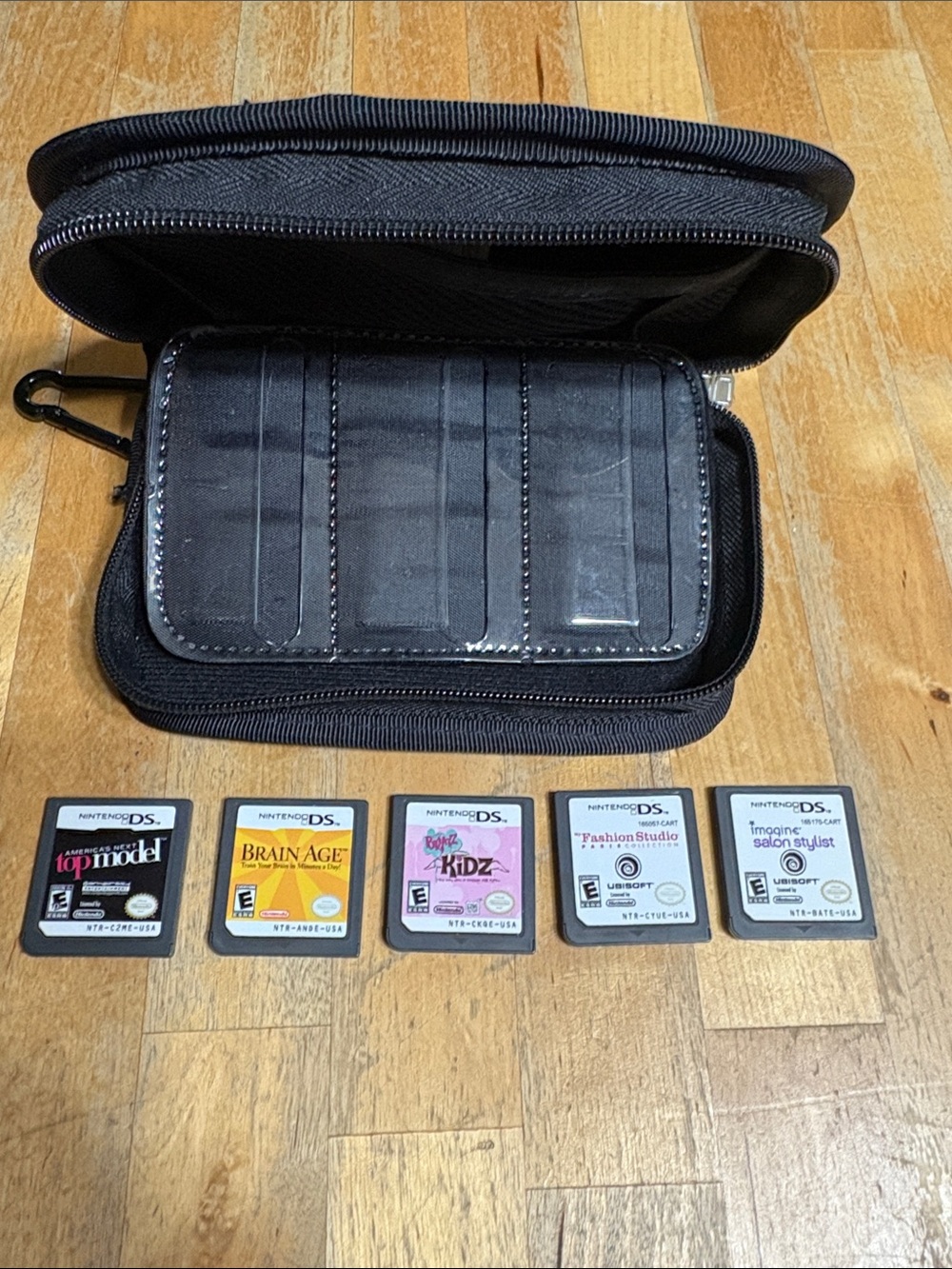 Nintendo DS Zippered Game Case with 5 DS Game Cartridges